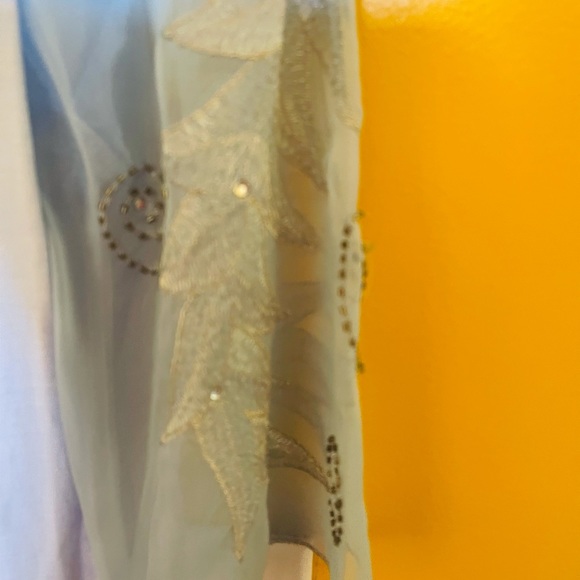 Beautiful dress - Picture 3 of 4